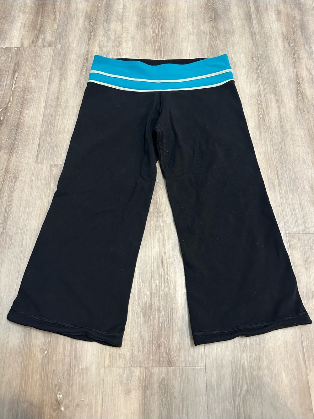Lululemon Vintage Y2K Groove Capris, Size 6